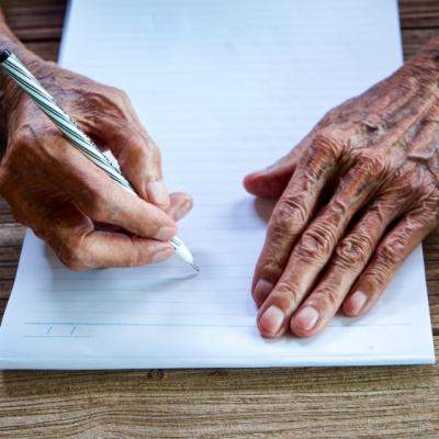 Acest barbat scrie in fiecare zi o scrisoare pentru sotia lui. Motivul iti va frange inima