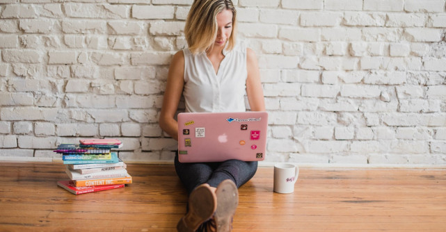 Esti epuizata mental de sedintele pe Zoom? Care sunt explicatiile si ce poti face sa te simti mai bine