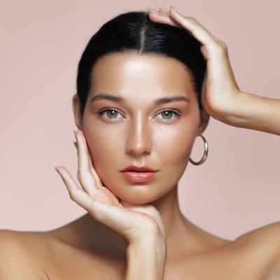 Crema scumpă nu îți mai face nimic? Semnele că pielea ta are nevoie de altceva, nu de mai multe produse