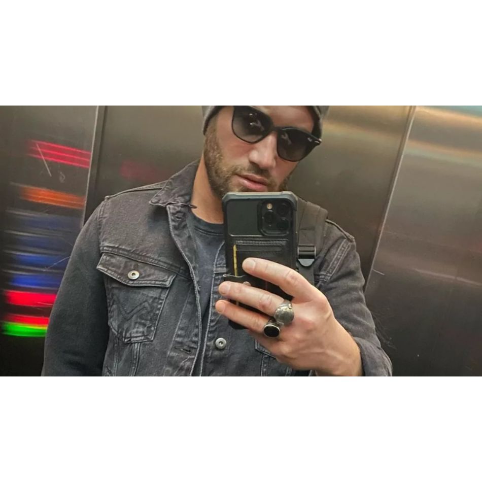 Cheloo l-ar fi luat la bătaie pe Mihai Bendeac, din cauza orientării sexuale. Motivul pentru care actorul a plecat de la IUmor