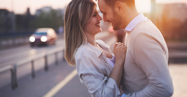 4 metode: Spune-i te iubesc fără să i-o spui