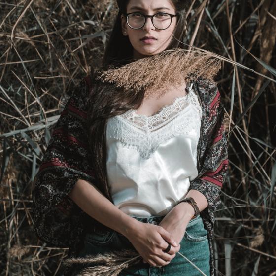 Bluza stil furou din satin cu dantelă: poart-o casual, la birou sau la cocktailuri!