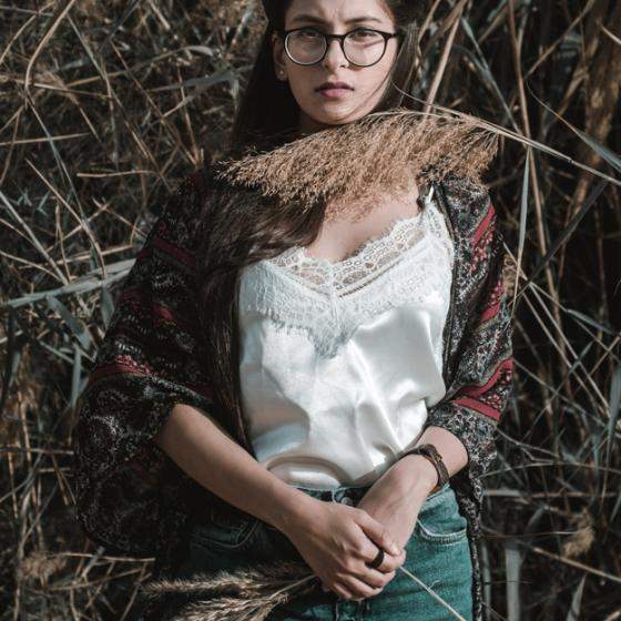 Bluza stil furou din satin cu dantelă: poart-o casual, la birou sau la cocktailuri!