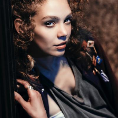 Broșele tip insignă pot completa orice ținută