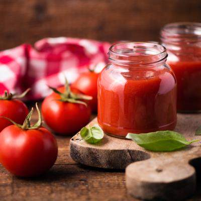 Cum faci cel mai bun suc de roșii acasă: Ține peste iarnă și e plin de vitamine! 