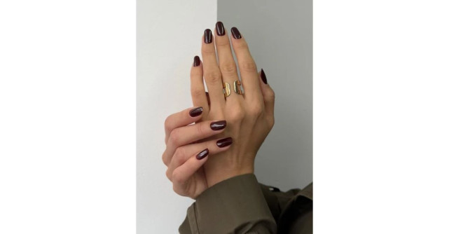 Unghii dark chic: cele mai elegante nuanțe pentru finalul toamnei