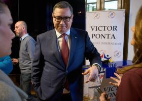 Victor Ponta, iubește din nou? Apariție surpriză alături de o tânără elegantă la Ziua Regelui