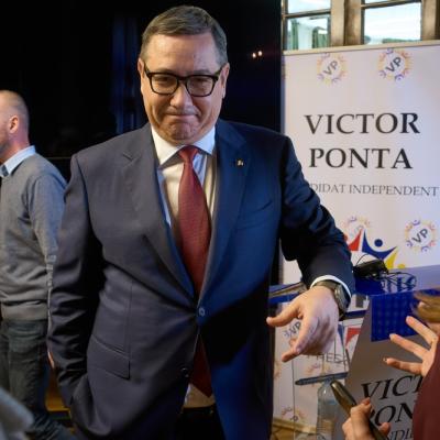 Victor Ponta iubește din nou? Apariție surpriză alături de o tânără elegantă la Ziua Regelui