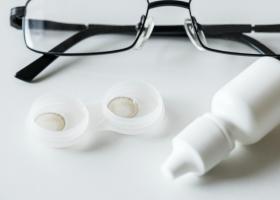 Ochelarii sau lentilele de contact: care sunt metodele cele mai indicate de corectare a miopiei?