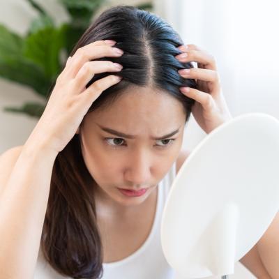 Te mănâncă pielea capului, dar nu ai mătreață? Ce remedii blânde merită încercate înainte să schimbi toate produsele