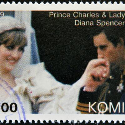 Cat costa o felie din tortul servit la nunta printesei Diana cu printul Charles?