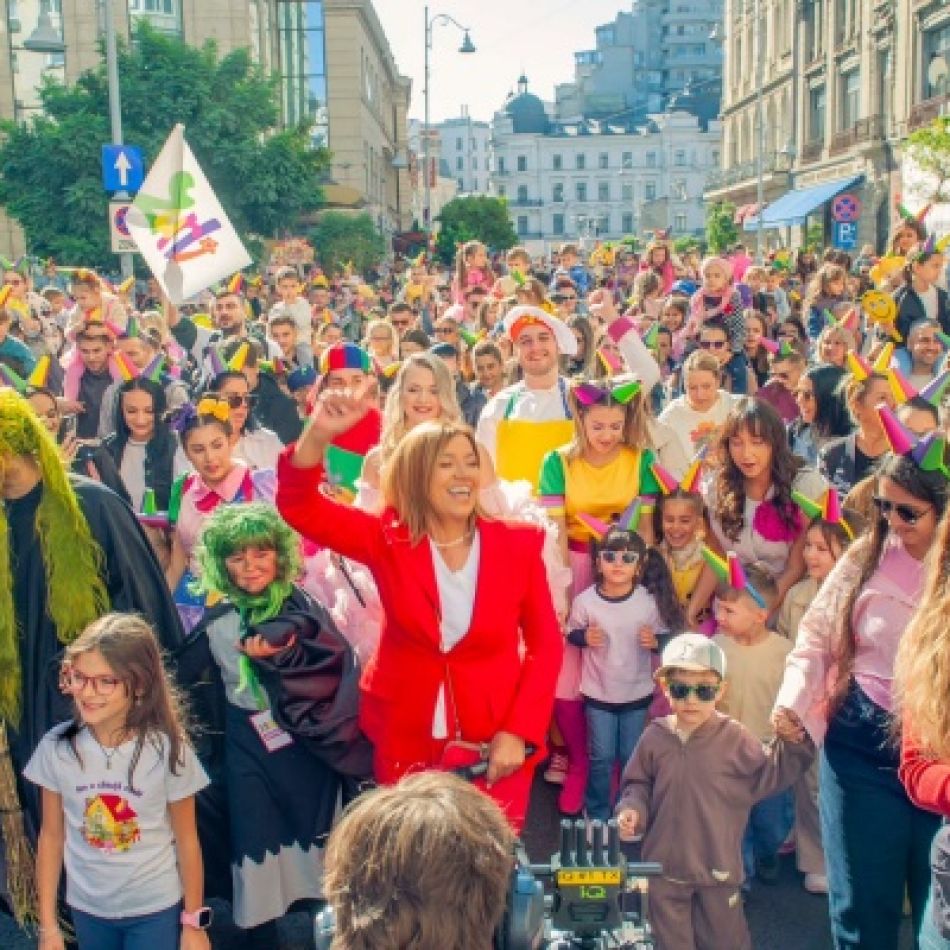 Peste 5.000 de copii, părinți și bunici la parada aniversară Zurli pe Calea Victoriei