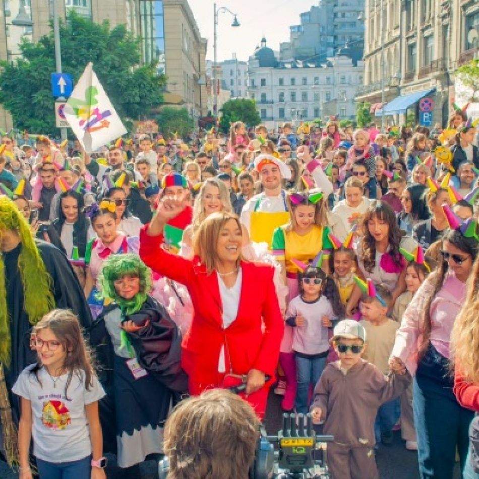 Peste 5.000 de copii, părinți și bunici la parada aniversară Zurli pe Calea Victoriei