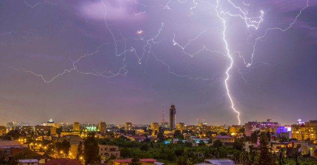 Furtuni, vijelii și grindină lovesc România! Cod galben în mai multe regiuni. Ce ne așteaptă în weekend