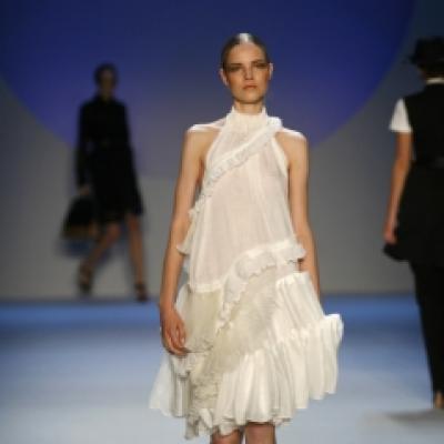 Practic: Cum se poarta rochia cu volane 