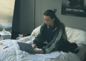 24 de ore încuiată într-o vitrină, un milion de priviri: Bianca Tilici și experimentul artistic KEEP FIGHTING