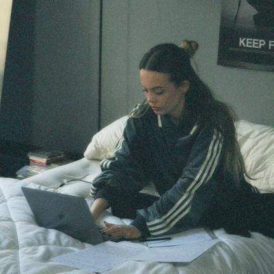24 de ore încuiată într-o vitrină, un milion de priviri: Bianca Tilici și experimentul artistic KEEP FIGHTING