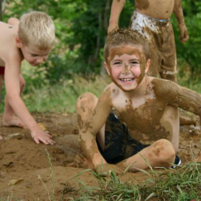 Un tata a venit acasa de la locul de munca. Si-a gasit cei trei copii afara