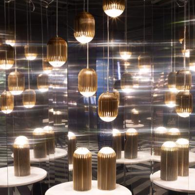 Salonul International de Mobila de la Milano: lampa Fin, semnata Tom Dixon
