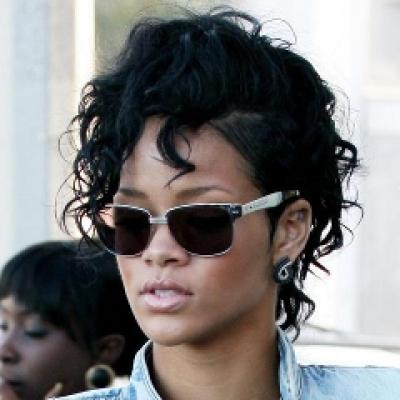 Rihanna, impaiata si...pilita