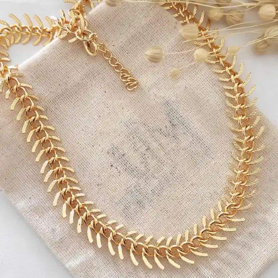 Ce modele de coliere se poartă în vara lui 2023?