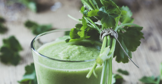 Sucul de patrunjel: Beneficii pentru sanatate