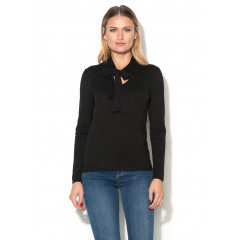 Pulover cu decolteu si funda la gat