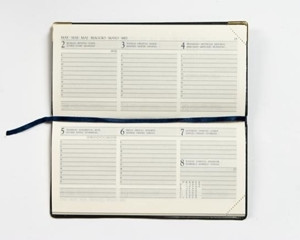 Un obiect banal de birou, un calendar sau poate o agenda cu un pix. Craciun fericit si tie! 