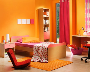 Plina de culoare si de viata, uneori cu haine si lucruri aruncate peste tot. 