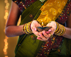 Candela, pentru ca e mai usor de manevrat.