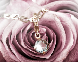 Cu un trandafir si un colier