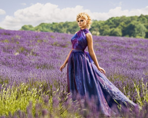 Ii arat o fotografie cu o rochie asemanatoare.