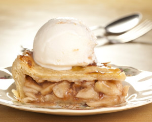 Placinta de mere cu inghetata, una calda, una rece. 