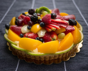 O prajitura acrisoara cu fructe. 