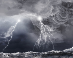 Cu o furtuna spectaculoasa pe mare.