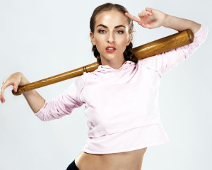 Imi canalizez toata furia si distrug ceva.