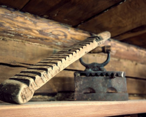 un fier de calcat cu carbuni.