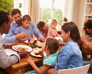 Alaturi de familie. 