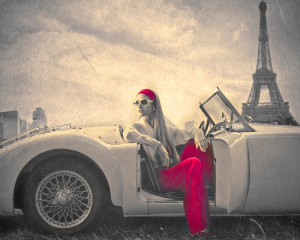 Conduci sau te afli intr-o masina sau un alt mijloc de transport. 