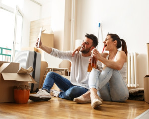 Nu dar locuim impreuna. 