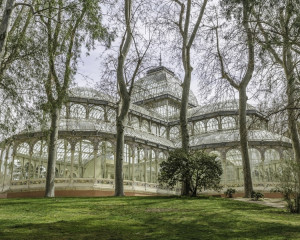 ca un castel de sticla, luminoasa si fara secrete. 