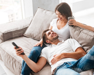 Nu facem mare lucru, stam acasa si ne bucuram unul de compania celuilalt. 