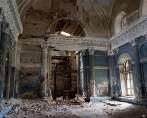 Catre biserica parasita.