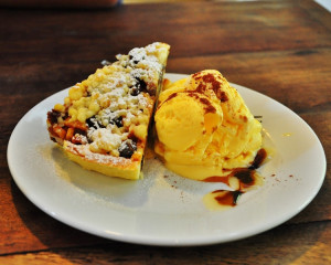 surprinzatoare ca placinta fierbinte alaturi de inghetata.