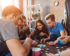 As juca un joc de societate cu prietenii. 