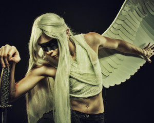 Curajul inseamna rezistenta la frica, stapanirea fricii, nicidecum absenta fricii.