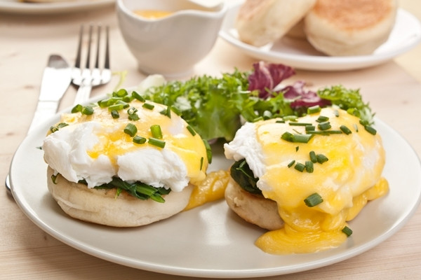 Ouale Benedict sunt preparate prin...