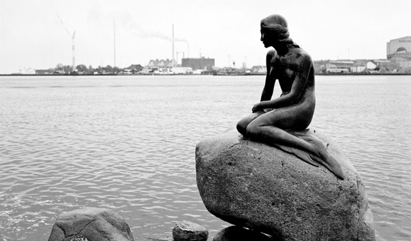 In aceasta capitala europeana, o poti vizita pe mica sirena din povestea lui Hans Christian Anderson.  Despre ce oras e vorba?    