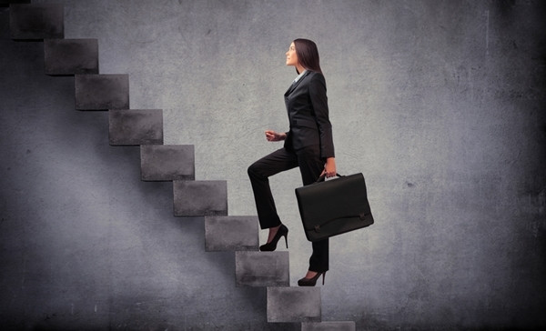 Propozitia "Urca sus sa-mi da-i cheile ca e sacosile grele" are...   