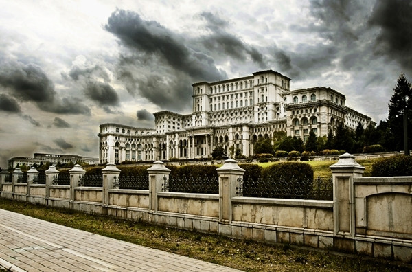 In Palatul Parlamentului se afla...